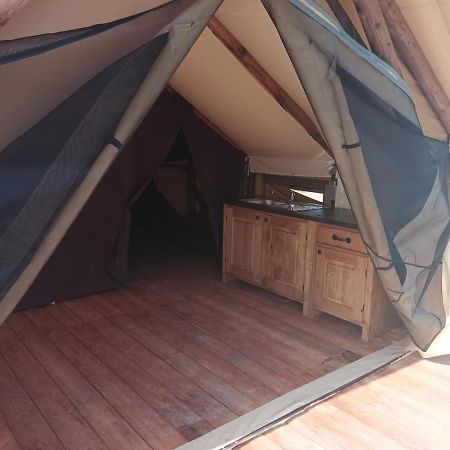 Tente Lodge Pour 5 Personnes En Bordure De La Riviere Allier Au Sein D'Un Petit Camping Saint-Yorre Eksteriør bilde