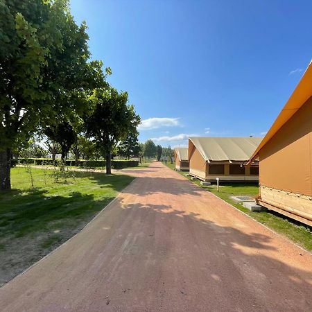 Tente Lodge Pour 5 Personnes En Bordure De La Riviere Allier Au Sein D'Un Petit Camping Saint-Yorre Eksteriør bilde