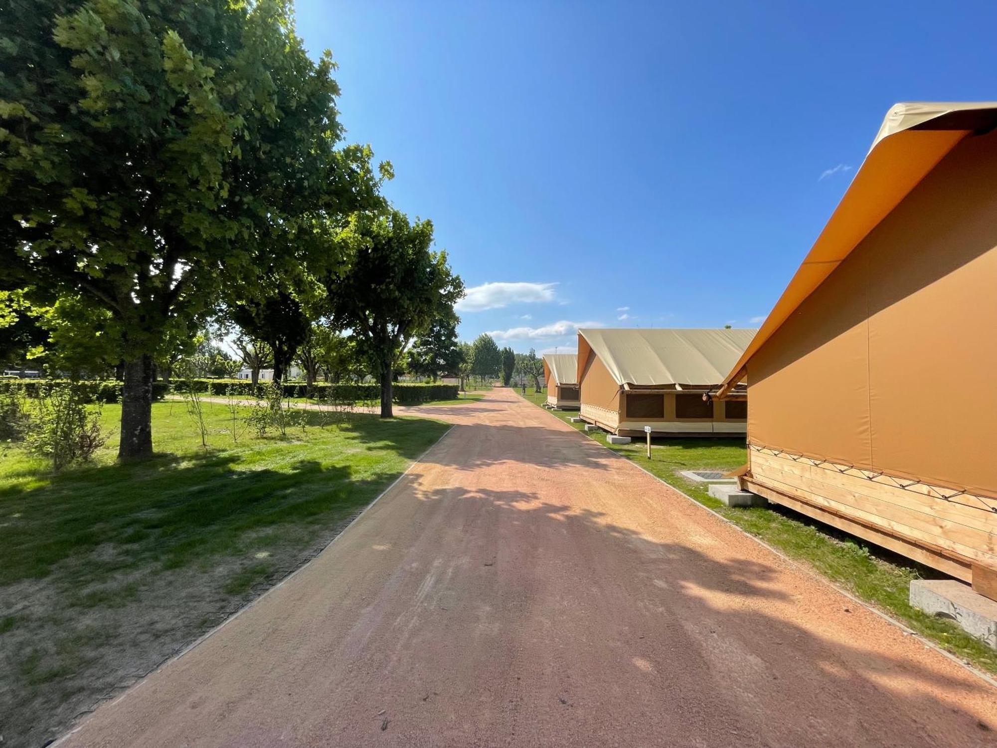 Tente Lodge Pour 5 Personnes En Bordure De La Riviere Allier Au Sein D'Un Petit Camping Saint-Yorre Eksteriør bilde